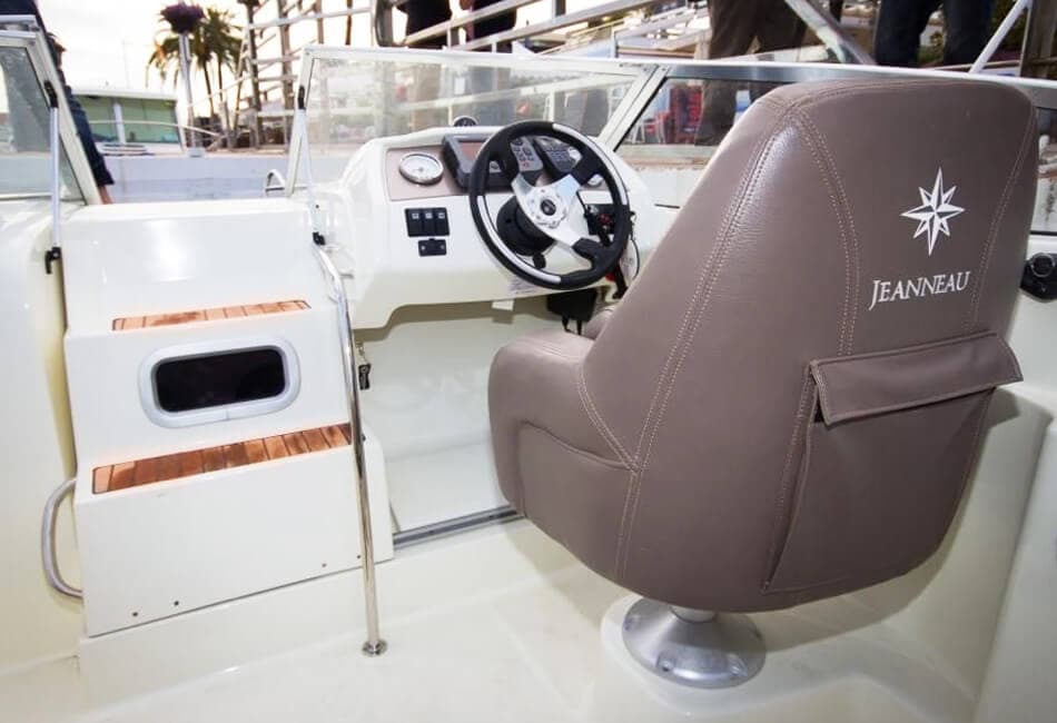 17.2 ft Jeanneau Cap Camarat 555 DC photo highlight 3