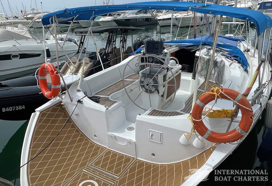 10.68m (35ft) Beneteau Oceanis 351 Sailing Yacht photo highlight 4
